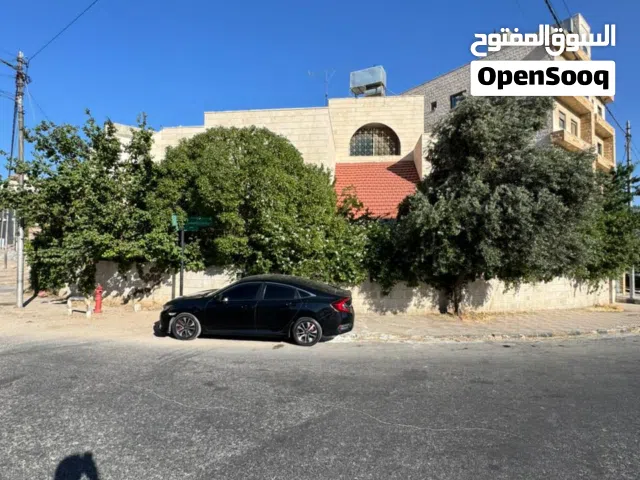 560 m2 4 Bedrooms Villa for Sale in Amman Arjan