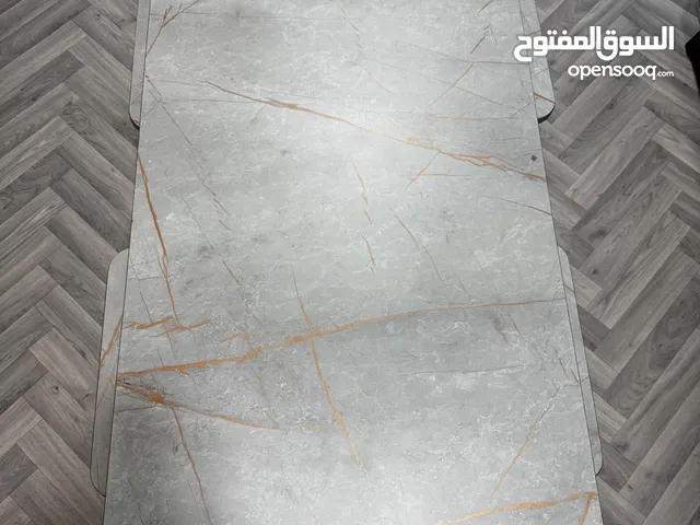 طاولة وسط / طاولة تلفاز للبيع بحالة الجديد
