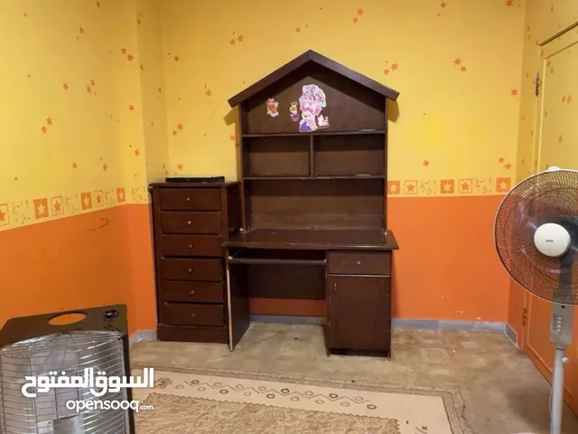 غرفة نوم اطفال شامل الخزانه والمكتب ووحدتين ادراج وعلاقه ملابس وصناديق حائط والسرير