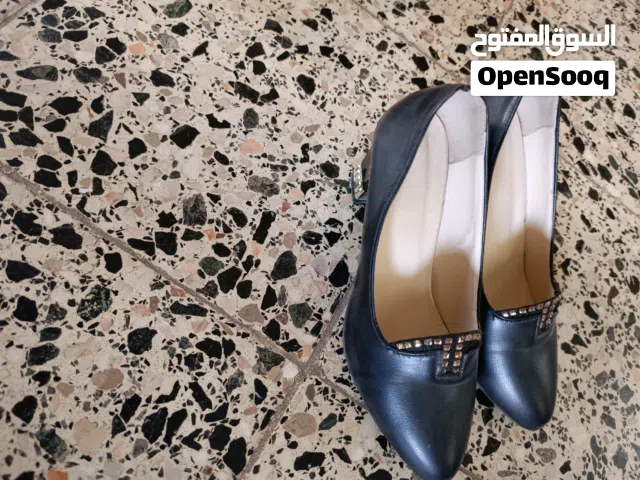حدذاء اسود بنقشة ذهبية