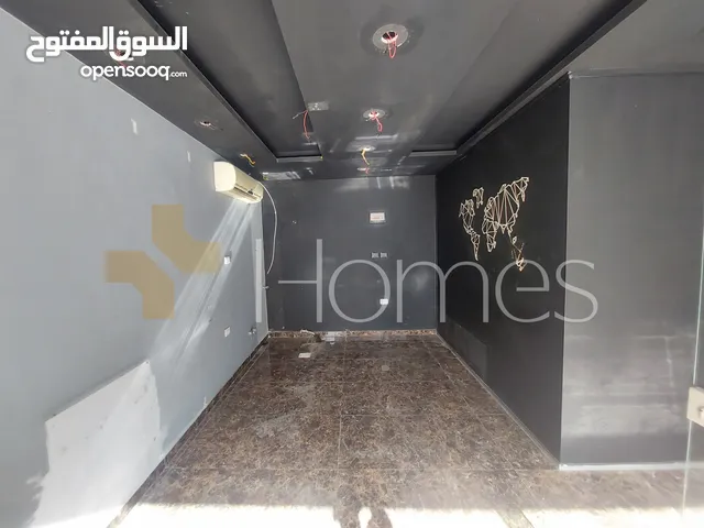 معرض تجاري مع ترس بموقع مميز للايجار في شارع مكة، بمساحة 20م