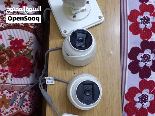السلام عليكم خمس كاميرات مراقبه بتصوير ليلي من ماركة Hikvision مع جهاز ال dvr (مشغل الكاميرات)