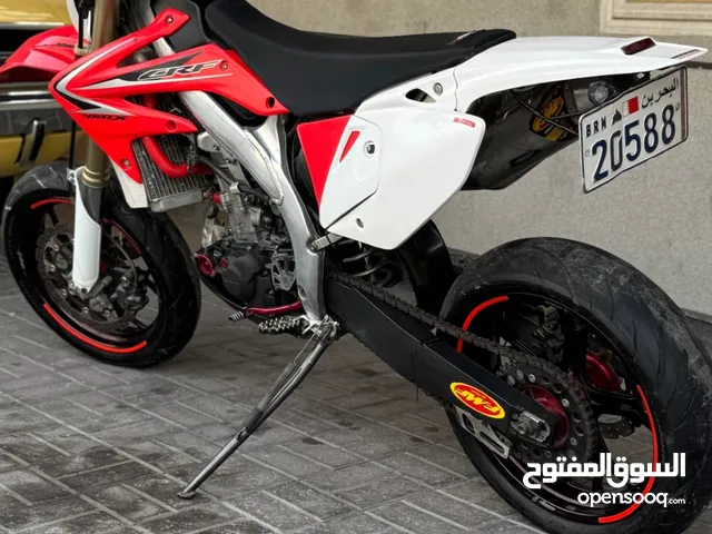 للبيع دراجة ناريه هوندا CRF450 موديل 2009 بحالة ممتازة