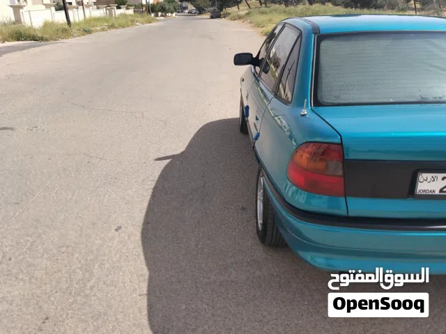 1993 أوبل استرا Standard