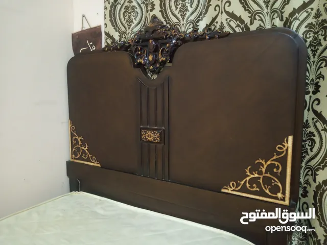 غرفة نوم شبابية تختين مفرد ونص مع فرشاتهم وخزانة خشب لاتيه بحالة ممتازة للبيع بسعر 120عمان