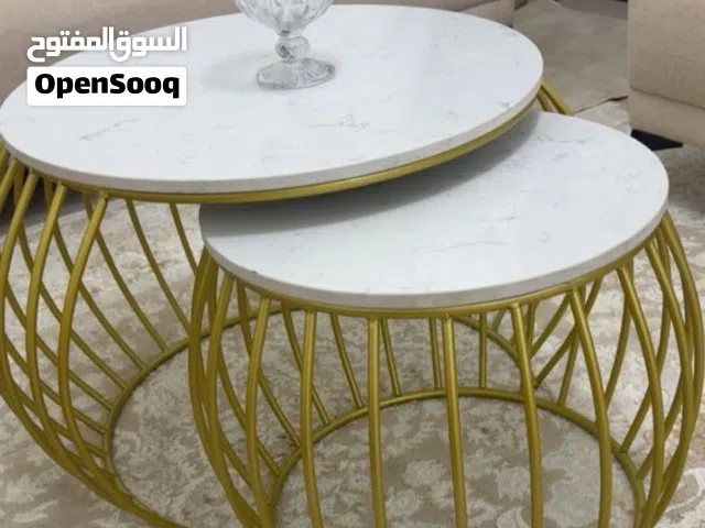 طقم طاولات مكون من قطعتين حديد ثقيل وبورسلان الطقم استعمال شهر بس زي ما هو جديد