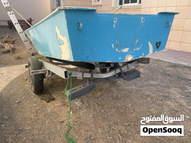 قارب للبيع