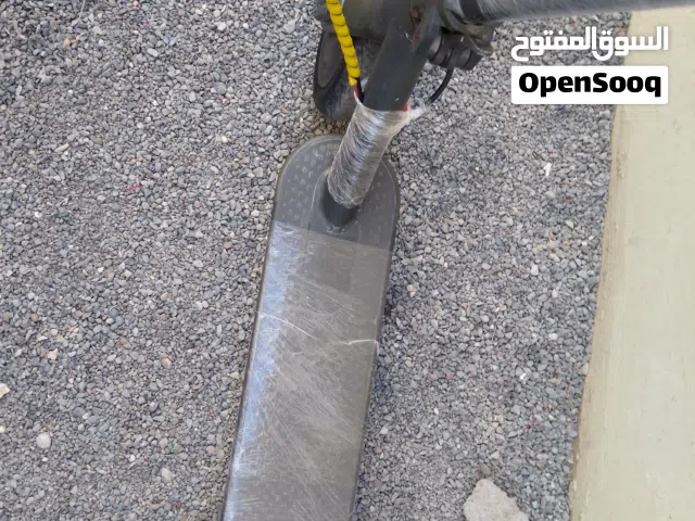 مواصفات السكوتر الكهربائي: النوع: سكوتر كهربائي واقف (مشابه شيامي) السرعة: القصوى حتى 45 كم في الساع