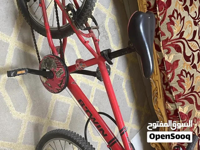 دراجة هوائية لون احمر حجمها متوسط مستعملة