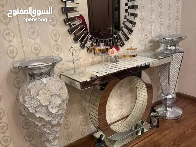مدخل زجاجي فخم مع فازات كبيره - وطاوله طعام فخمه ( البيع مستعجل)
