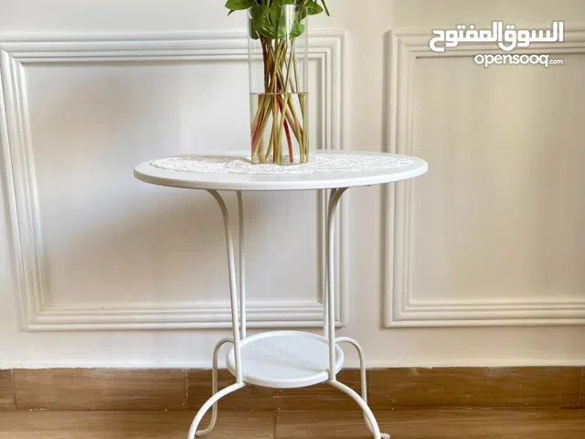 طاولة ايكيا جانبية