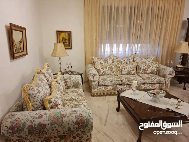 طقم كنب امريكي بحالة جيدة مع طاولة سفرة مع فضية و درسوار و مراة و كونسول