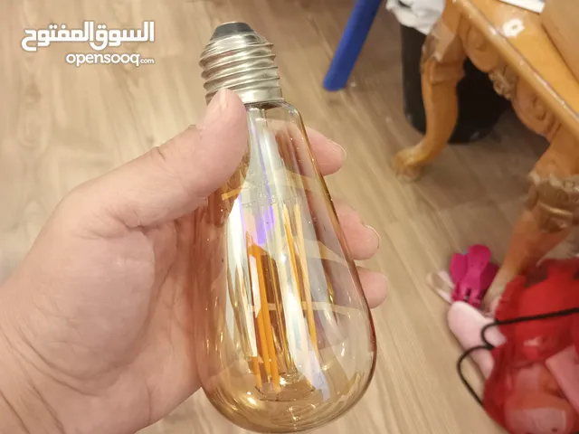 لمبات اضاءه صفراء ولمبات توفير طاقه لون ابيض ومرايا عدد 3 بشكل طولي