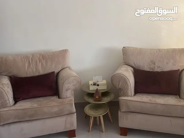 طقم بحاله ممتازه سبع مقاعد خشب سويدي تفصيل مع طاوله وسط طاولتين سيرفس وقطعه سجاد وسط