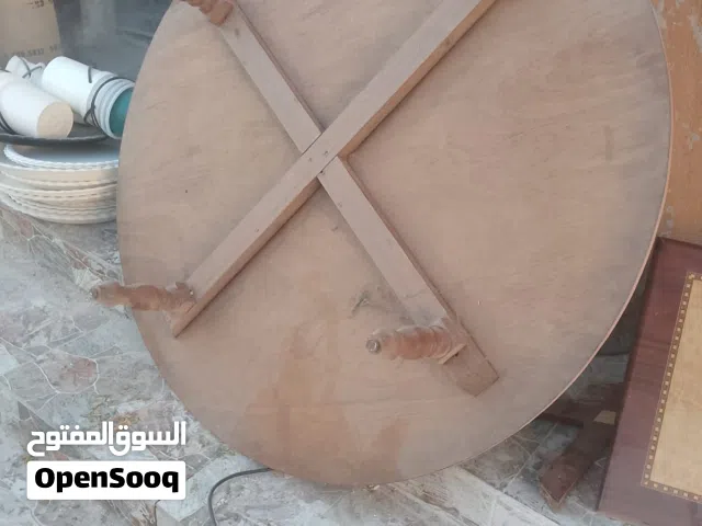 أبواب خشب وطاولة وخزانة مستعمل للبيع