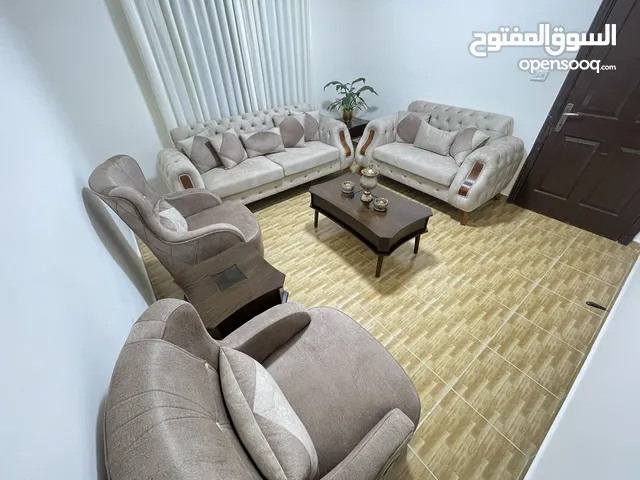 طقم كنب فاخر مع 3 طاولات للبيع المستعجل في طبربور تواصل الآن