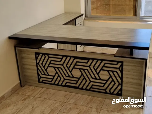 اثاث مكتبي مكتب مدير بعدة الوان بسعر خيالي مع جانبية بادراج وطاولة  مكاتب ادارية