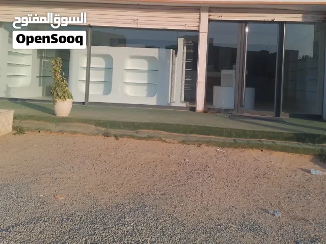محل للايجار طريق شوك بقرب من عيادة الرويال