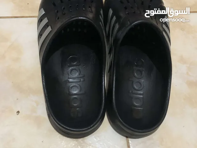 جزمتين اديداس (ADILETTE CLOGS) نظيفة للبيع بسعر جبار