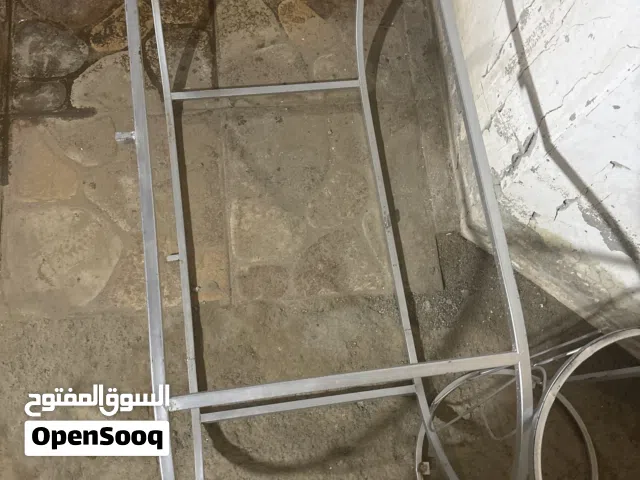 طاوله من دون زجاج ومعها 3 صغيره