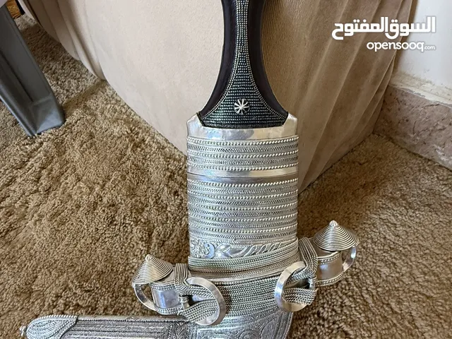 خنجر عليها زراف هندي قديم النوع الممتاز ونصله طيبه وحاده وقطاعة فضه ثقيله