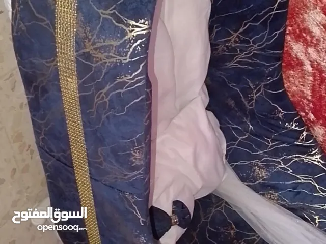 مستلزمات اطفال بحالة ممتازه تخت ارضي مناسب للعمر الست شهور ومرجيحه ممتازه