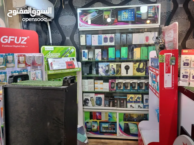 محل هواتف كامل ببضاعته جميع الهواتف ومعدات صيانة محل كامل ايجاره 500في الشهر هواتف كامل بضاعة جميع ا