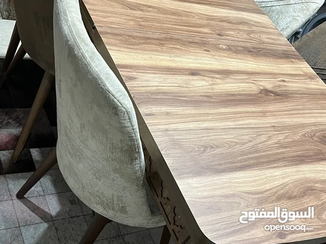 طاولة  مطبخ  سفره للبيع مع 4 كراسي مخمل شاموه طاولة فتح وإغلاق