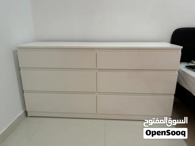 كومدينو كبير او خزانة ادراج للبيع في المنقف
