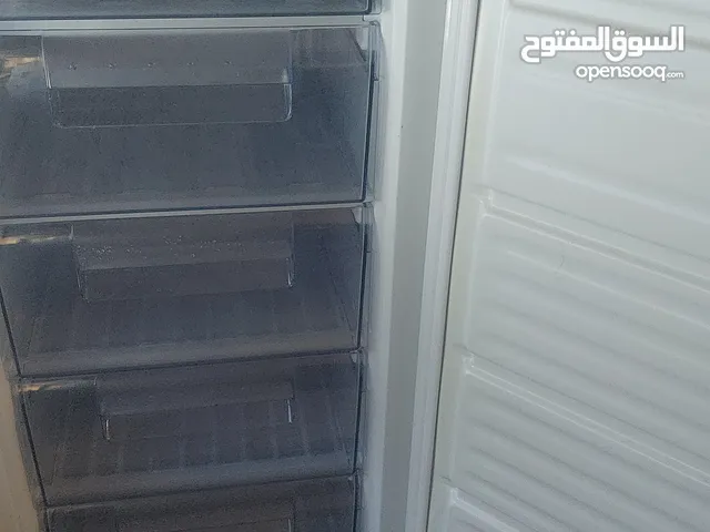 فريزر بحاله جيده للبيع استخدام قليل