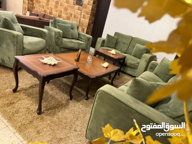 طقم كنب modern كوالتي عالي جداً بالإضافة إلى (طقم طاولات 3 قطع) خشب زان خشب سويد صلد ، أسف