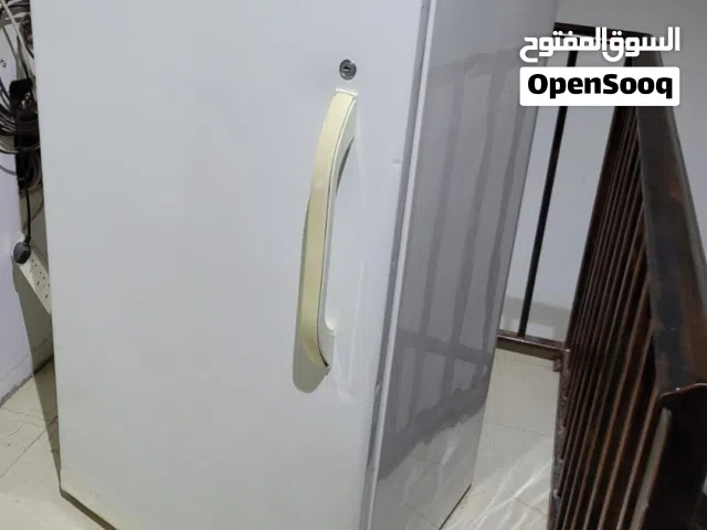 للبيع فريزر عمودي ممتاز جدا و تبريد شديد،  الحجم موضح بصورة ،اللون أبيض أرفف معدنية مطلية و درج سفلي