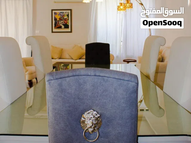 للبيع شبه ارضي في اجمل مناطق عبدون بالقرب من السفارة البريطانية بمساحه 205 م ومدخل خاص تشطيب فلل