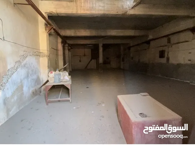 بنايه في الشيخ عمر طابقين، كل طابق 210 متر. مصرح ان تصعد بيها 4 طوابق يعني 840 متر مربع