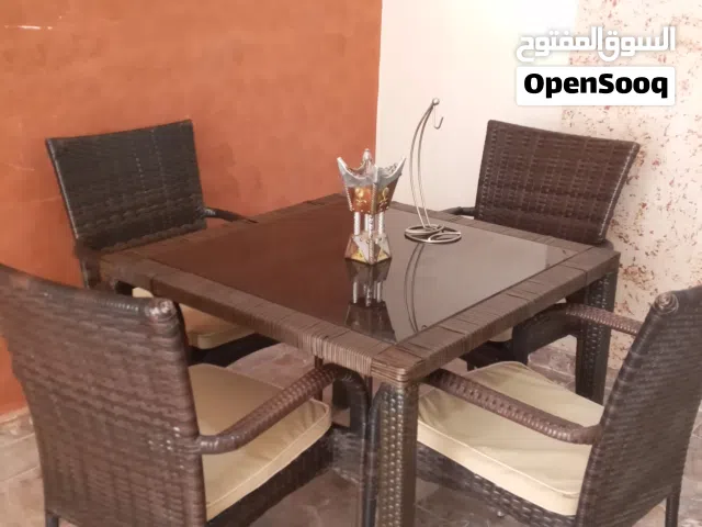 طاولة راتان مع اربع كراسي ومراه  مميزه للببع