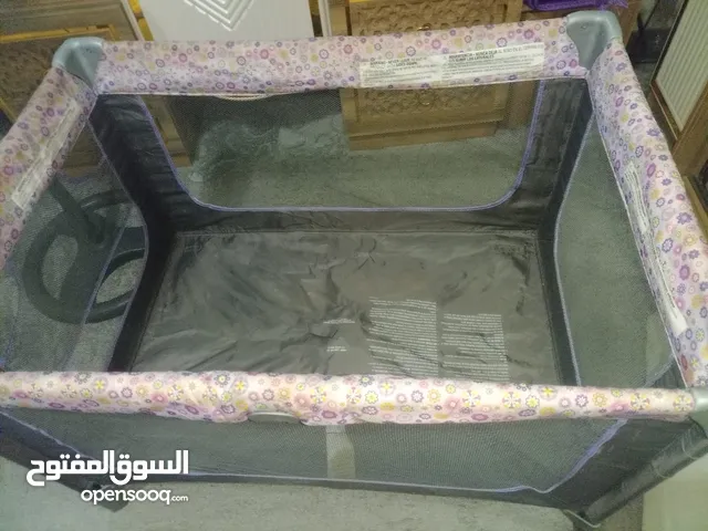 تخت اطفال امريكي اصلي مع فرشه بحال الوكاله للبيع بسعر مغري