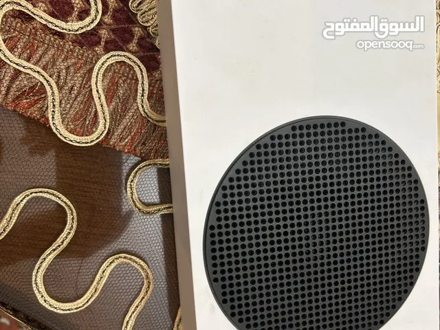 Xbox series s شبه مستعمل مع قيم باس لمدهشهر و ألعاب كثير