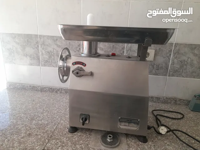 ماكنة فرم لحمة وكفتة بحالة ممتازة للبيع