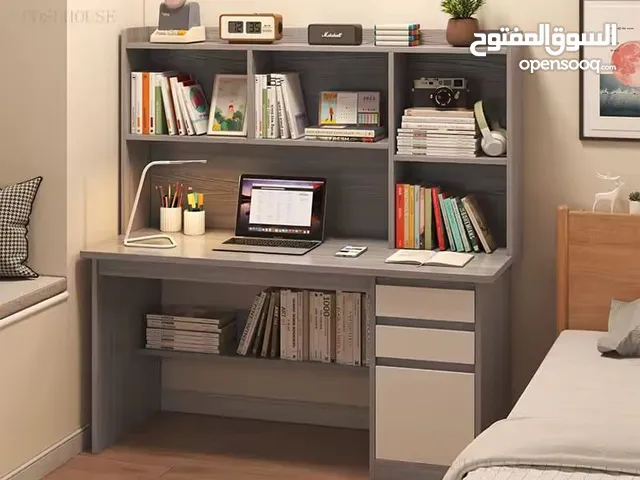 ادراج وحجيرات تخزين لكل أغراضك  مساحة مرتبة للابتوب او الكمبيوتر  سهل التجميع ومعاه المفك الخاص به