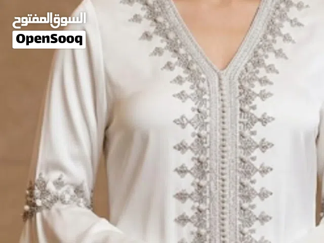 قفطان ستن أبيض مطرز فضي نضيف جدآ ملبوس يوم واحد وكلش حلو بالبس