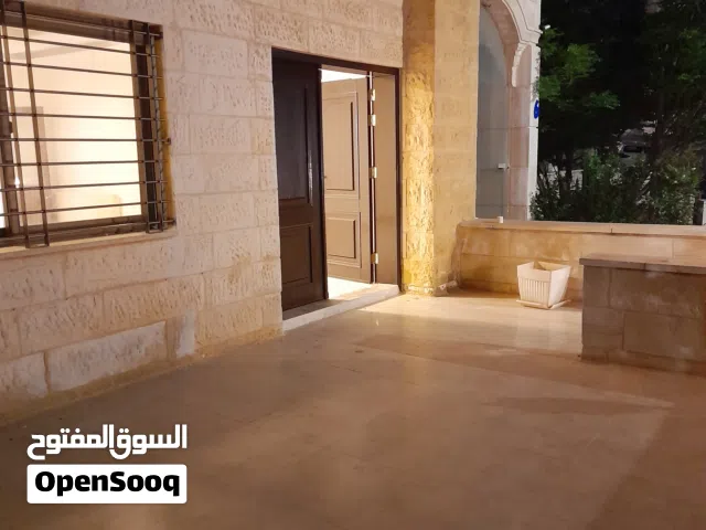 شقه سوبر ديلوكس بمدخلين 3نوم مع الماستر3حمامات صاله صالون مطبخ مخزن تراس أمامي وخلفي