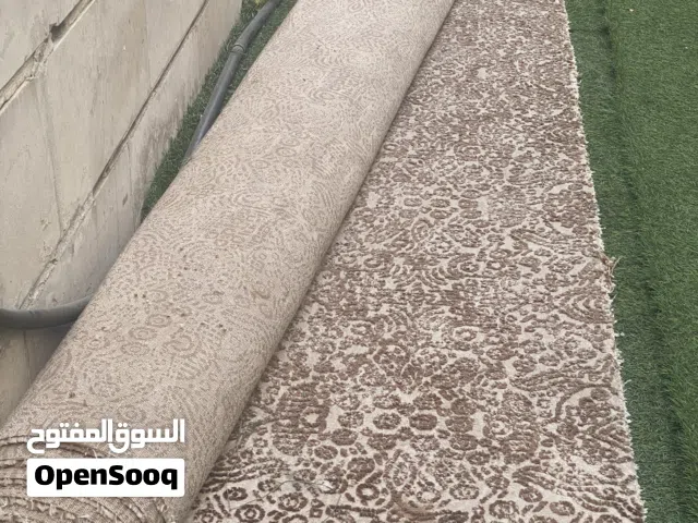 سجادة كلاسيكية للبيع بحالة ممتازة، تتميز بنقوش فخمة مما يجعلها قطعة مثالية لتأثيث الصالات الواسعة