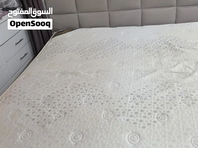 2 سرير مفرد مع الفرشات  المقاس 1 متر ×2متر 1 سرير مزدوج مع الفرشه المقاس 2 متر ×160 سم