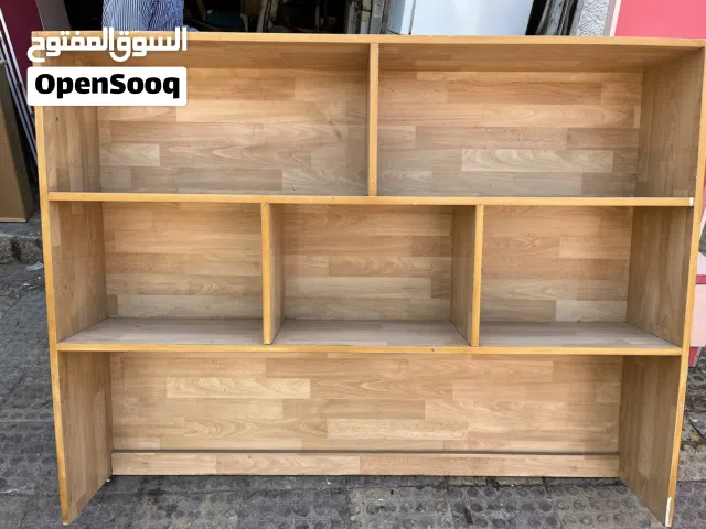 مكتب مع مكتبة