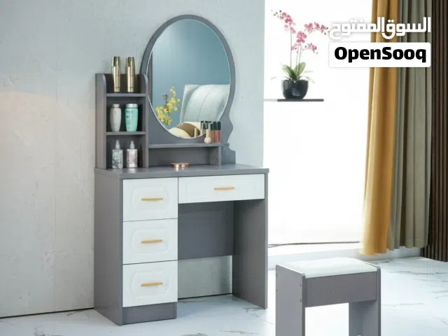 طاولة مكياج عصرية مع مرآة بيضاوية وكرسي مبطن - رمادي وأبيض