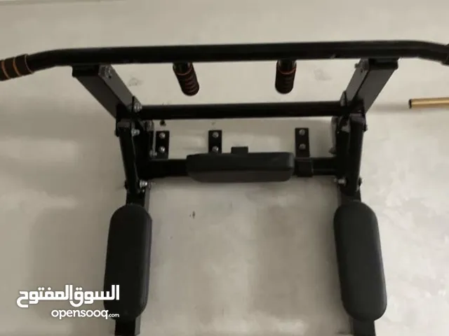 عقله بعدة قبضات و تنقلب لتمارين البطن و الديبس