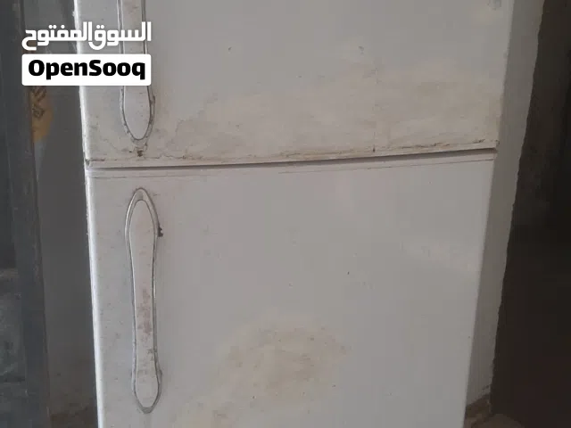 تلاجة صغيره تخدم من فوق بس