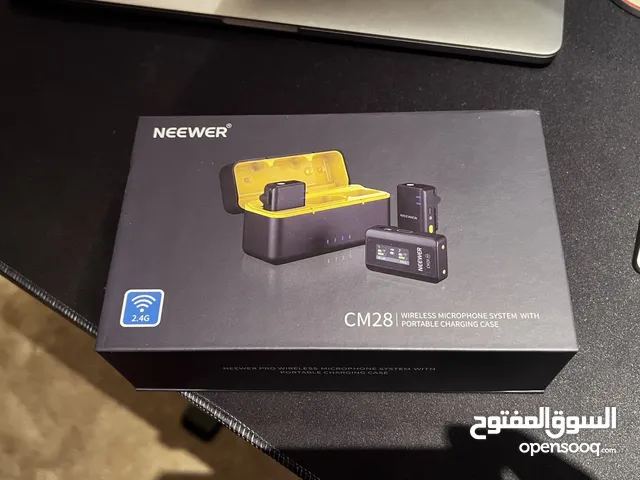The brand is NEEWER and the model is CM28 Microphone