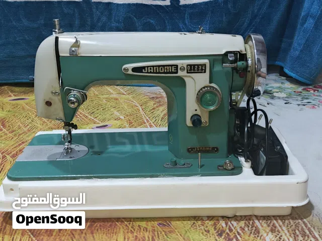 الماكنة هي جانومي (Janome) اليابانية، وتحديداً الموديلات الكلاسيكية (المعروفة في العراق بـ "جانومي.