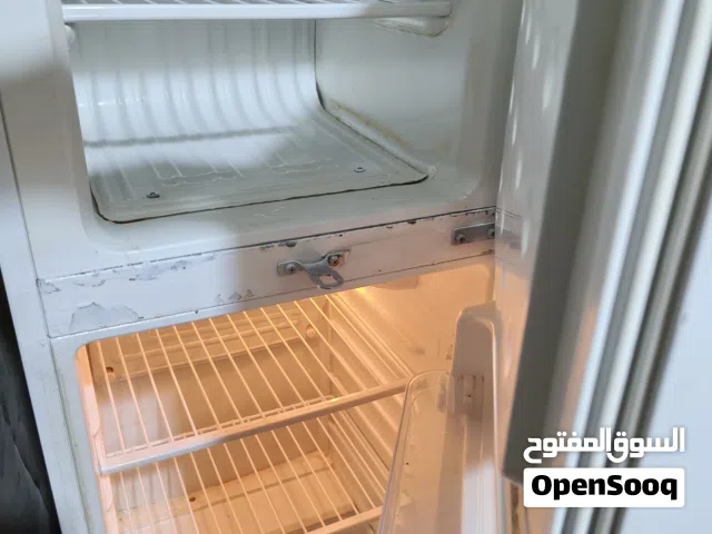 ثلاجه حجم 9قدم بابين نظيفه جدا